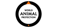 Logo von World Animal Protection: Ein weißer Kreis auf schwarzem Hintergrund mit der schwarzen Aufschrift ‚WORLD ANIMAL PROTECTION‘. Ober- und unterhalb des Kreises befindet sich jeweils ein kleiner orangefarbener Akzent.